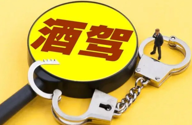 酒驾让无驾照的女友来顶包……郑州交警：罚！